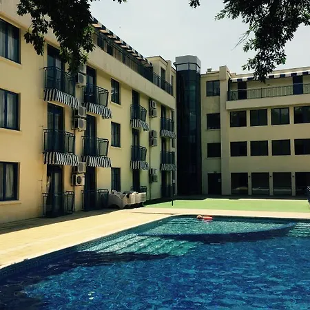 Blue Sky - & Parking Готель