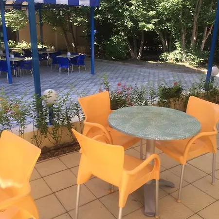 Blue Sky - & Parking Готель