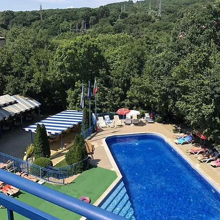 Blue Sky - & Parking Готель