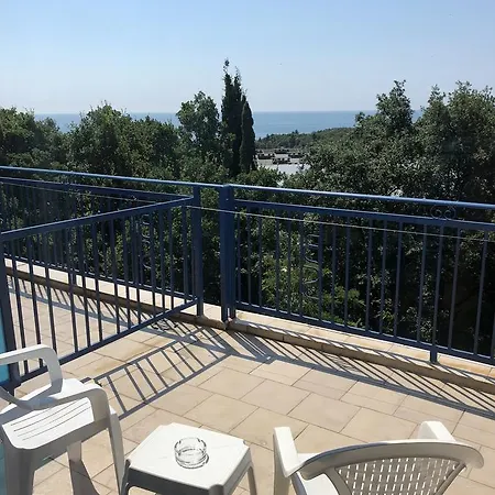 Готель Blue Sky - & Parking 3*